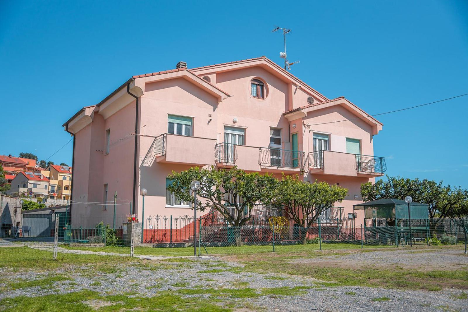 Casa Vacanze Ferrando Apartment Pietra Ligure Luaran gambar